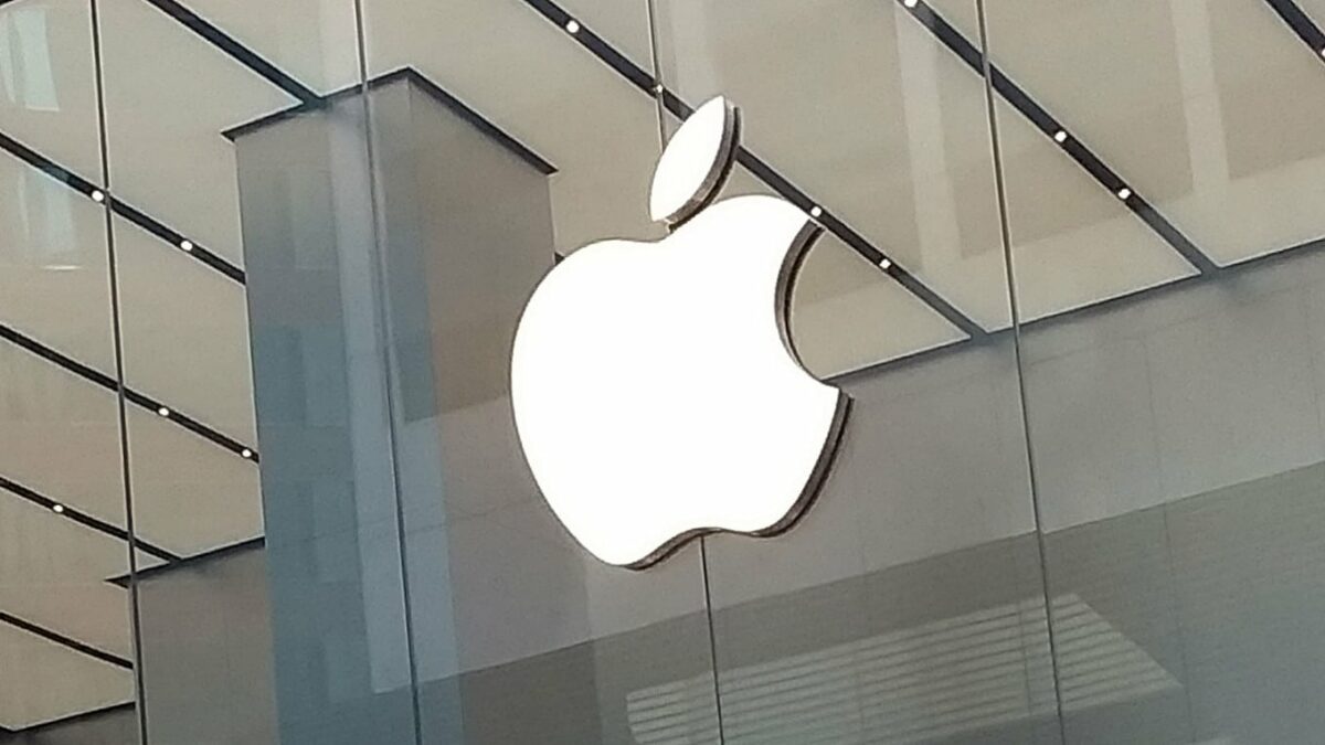 米国の製造業への1,000億ドルのアップル投資を発表するトランプ
