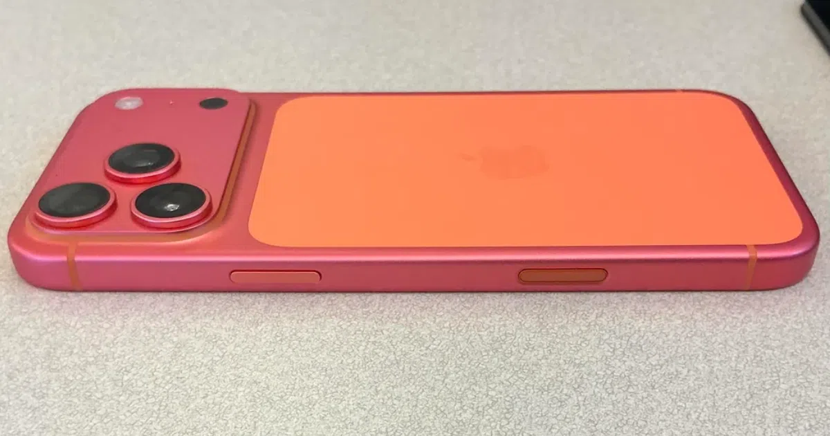 iPhone 17 Pro Max コズミックオレンジのユニットが静かにピンク色に変わります