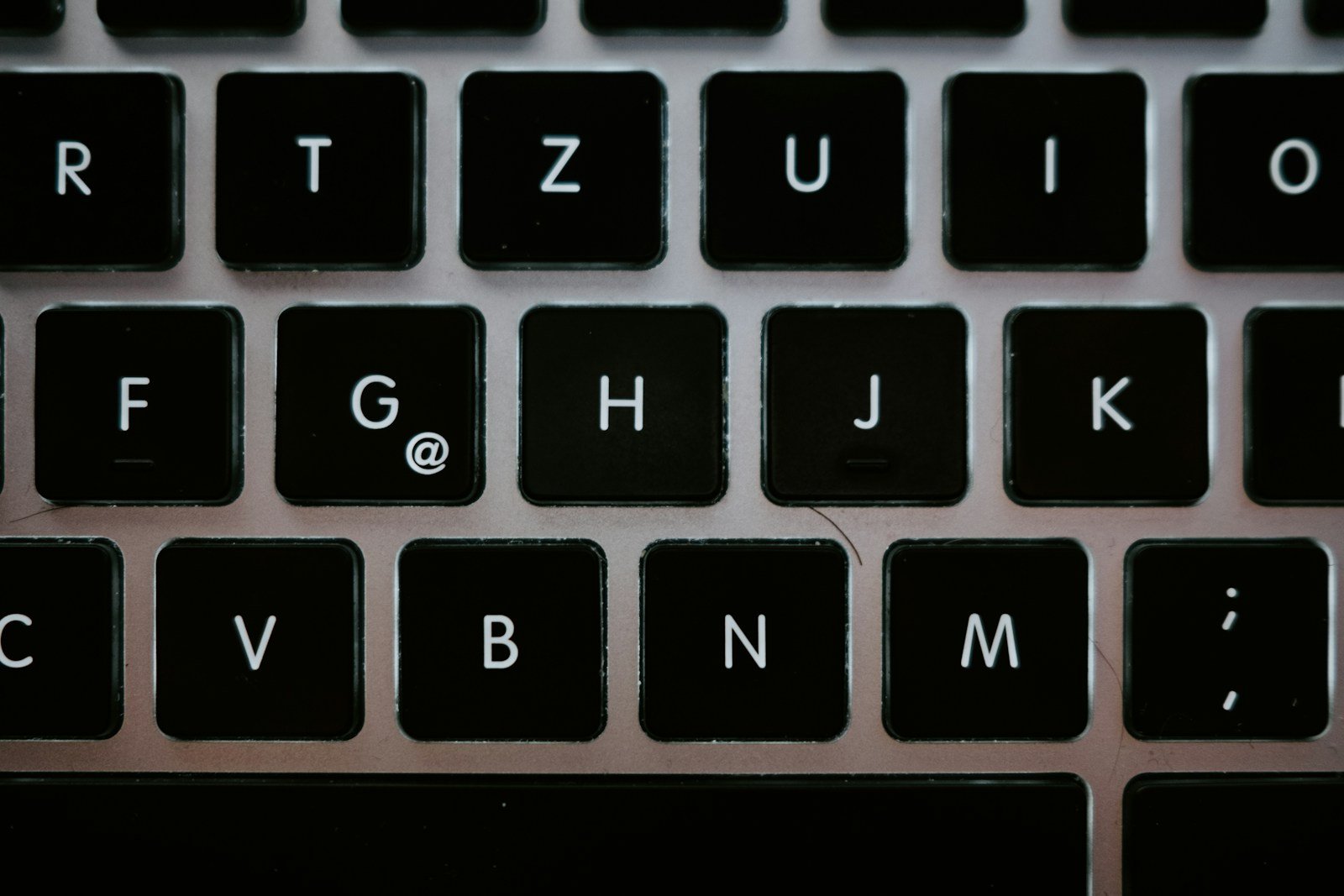 MacBookまたはMacBook Proで粘着性キーを修正する方法
